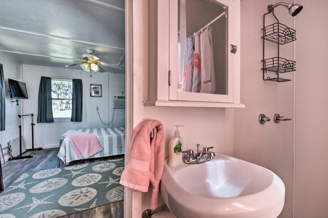 Flirty Flamingo Studio 1 Mi To Canyon Lake Ngoại thất bức ảnh