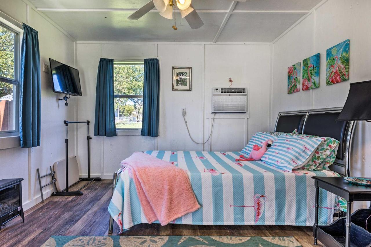 Flirty Flamingo Studio 1 Mi To Canyon Lake Ngoại thất bức ảnh